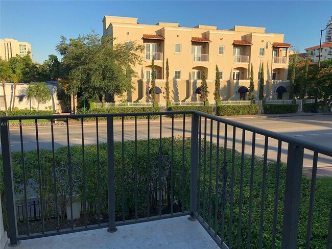 Building Photo - 404 Zamora Ave