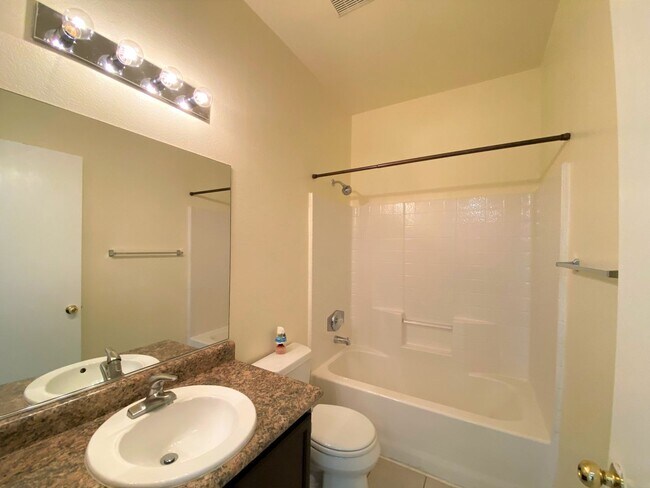 Building Photo - 2 BEDROOM 2 BATH IN NORTHWEST DOUBLE GATED GOLF COURSE COMMUNITY!