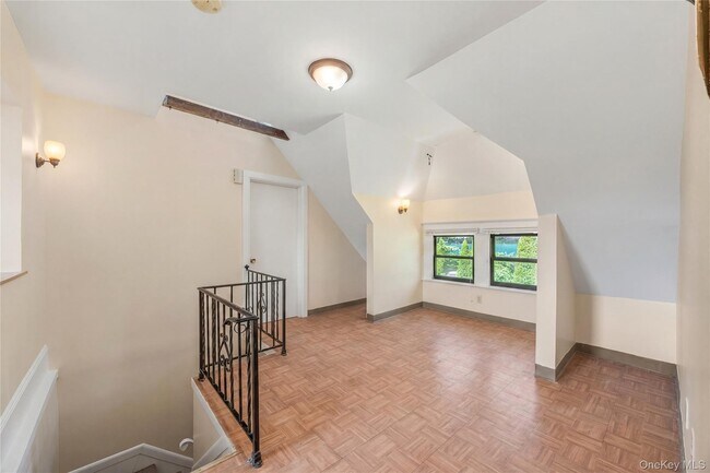 Building Photo - 176 Colonial Pkwy