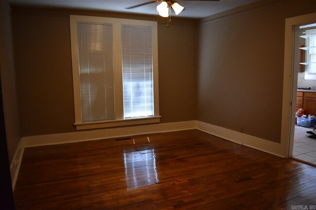Building Photo - 801 N Van Buren St