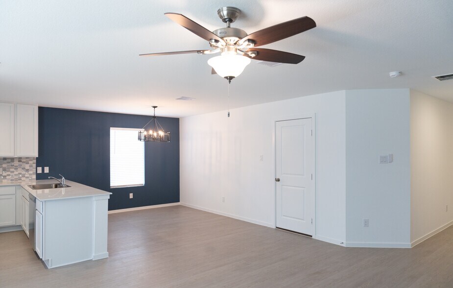 Building Photo - 3018 Mallorca Dr