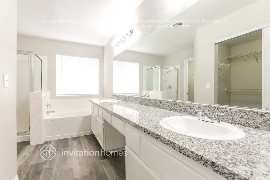 Building Photo - 1400 Desert Hills Dr