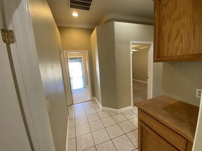 Building Photo - Charming Single-Story Home in Tracy — Across from the Park!