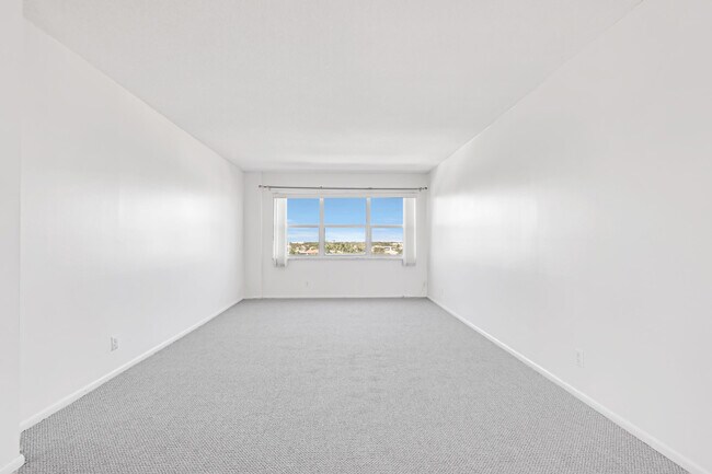 Building Photo - 2555 NE 11th St