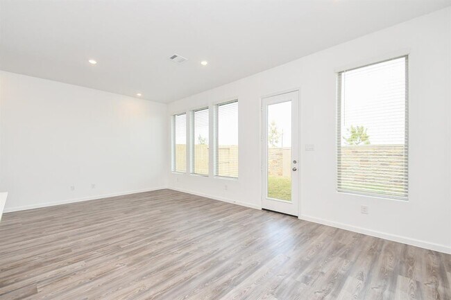 Building Photo - 5459 Holly Hvn Ct