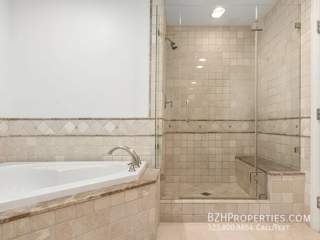 Building Photo - Charming 2-Bedroom Condo with Spacious Pat...