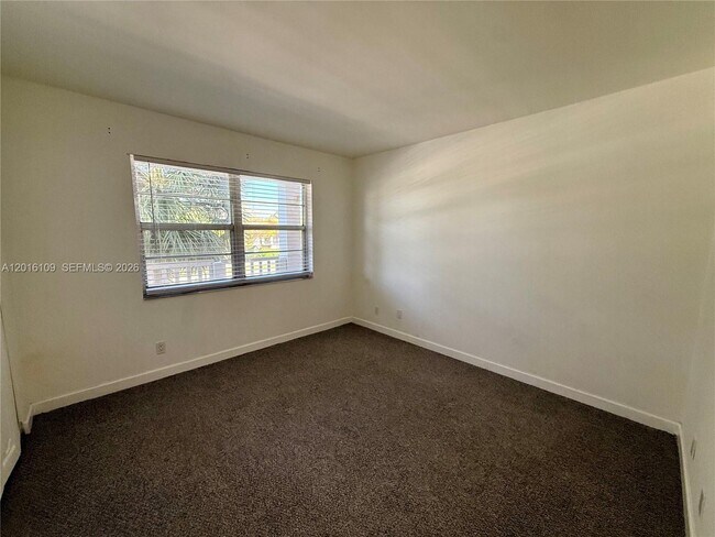 Building Photo - 1075 Riverside Dr