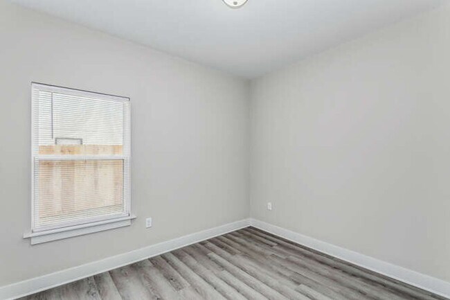Building Photo - Gorgeous Town Home with Garage & Fenced Ya...