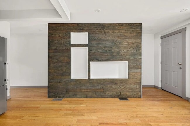 Building Photo - Hull Street