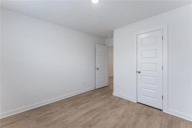 Building Photo - 138 S Maroon Ave