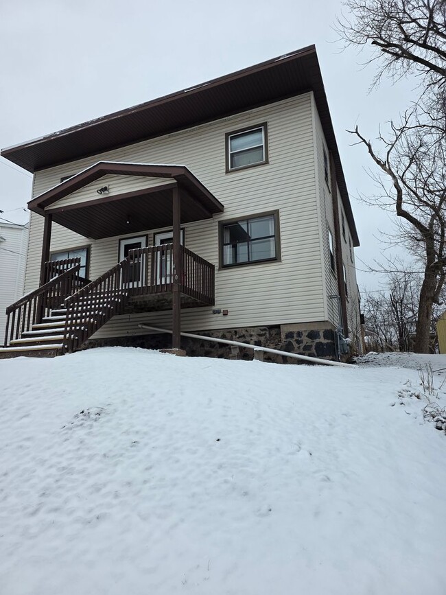 Building Photo - Duluth, MN 3 Bed, 1 Bath