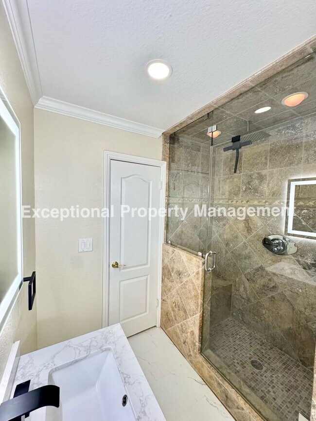 Building Photo - Ready to move in 4 bed 2 bath pool home!