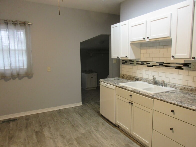 Building Photo - 301 N Main St