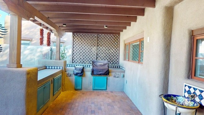 Building Photo - 901 Galisteo St