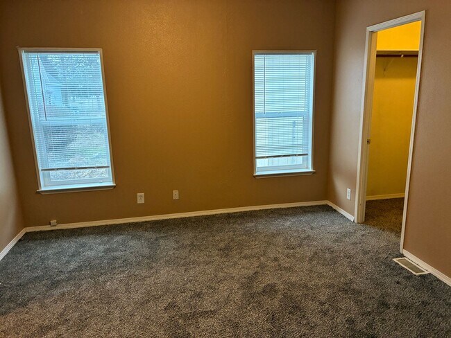 Building Photo - Country living, close to town!!!