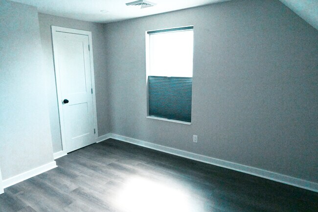 Building Photo - 330 Mang Ave