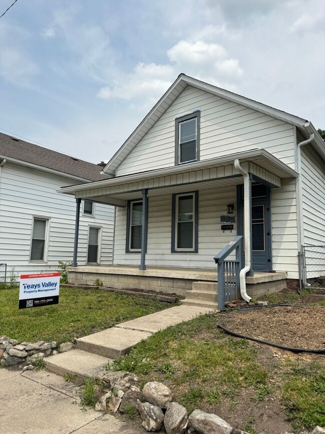 Building Photo - Spacious Four Bedroom House Close to Downt...
