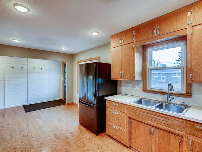 Building Photo - 3328 Kraft Cir N