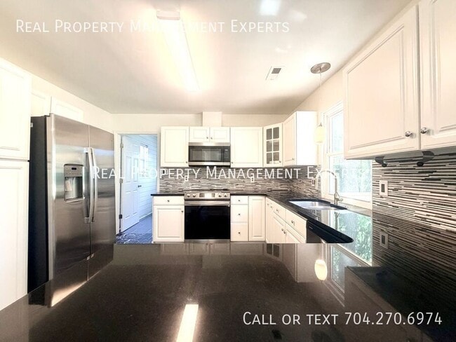 Building Photo - 8509 Golf Ridge Dr