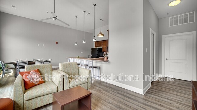 Building Photo - 60 University Dr