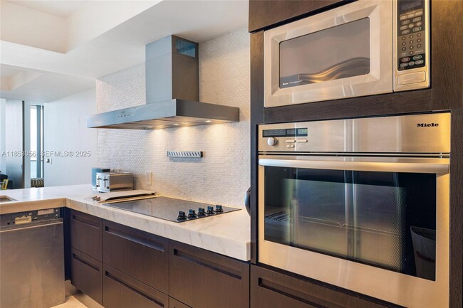 Building Photo - 1331 Brickell Bay Dr