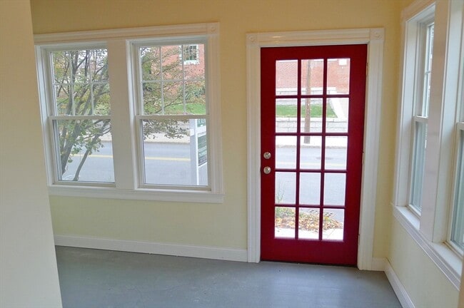 Building Photo - 155 Oak St