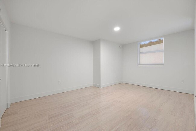 Building Photo - 1756 N Bayshore Dr