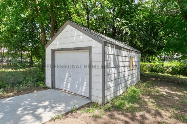 Building Photo - Updated 3 bed / 2 bath house With Exceptio...