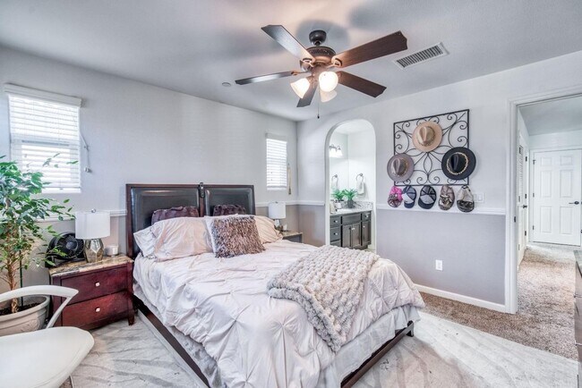 Building Photo - Beautiful 3/2.5 near Clovis East