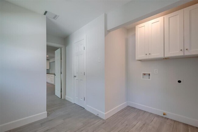 Building Photo - 818 Silvergate Dr