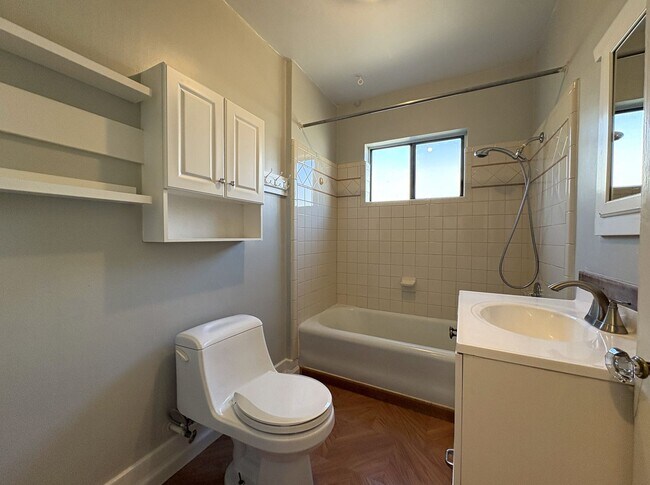 Building Photo - Charming 2-Bedroom Home with Spacious Back...