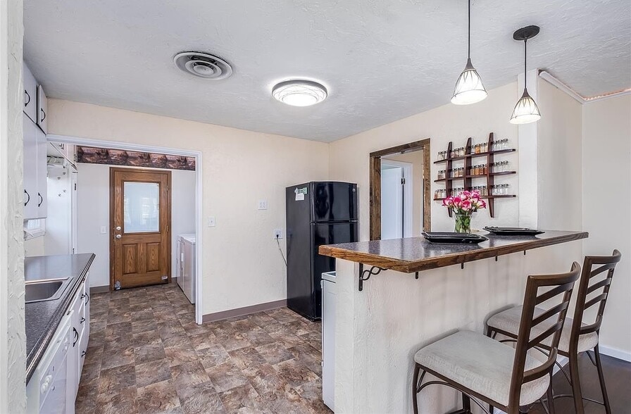 Building Photo - 1505 Thayer Dr