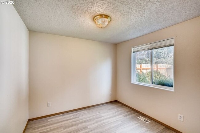 Building Photo - 4 Bedrooms House for Rent