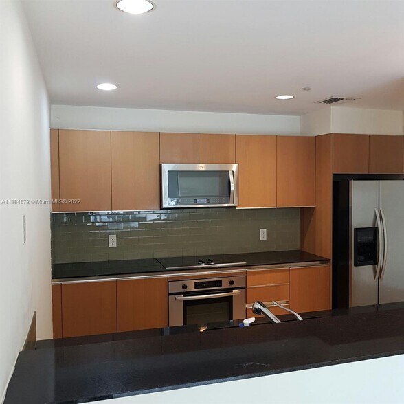 Building Photo - 1060 Brickell Ave