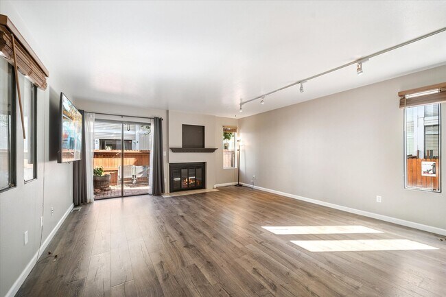 Building Photo - 1050 S Monaco St Pkwy