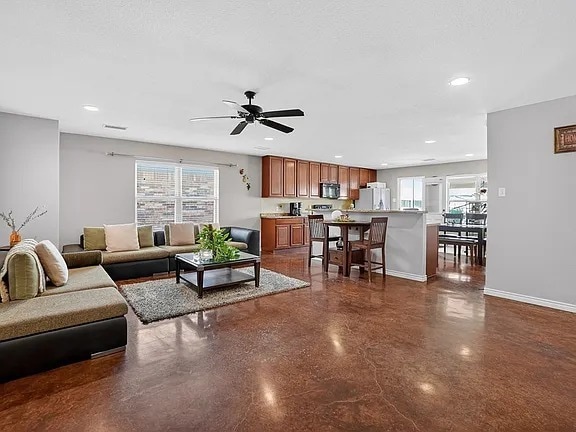 Building Photo - Comfy 4-Bed Midland Home with all appliances, backyard, attached garage, 6 min to grocery store