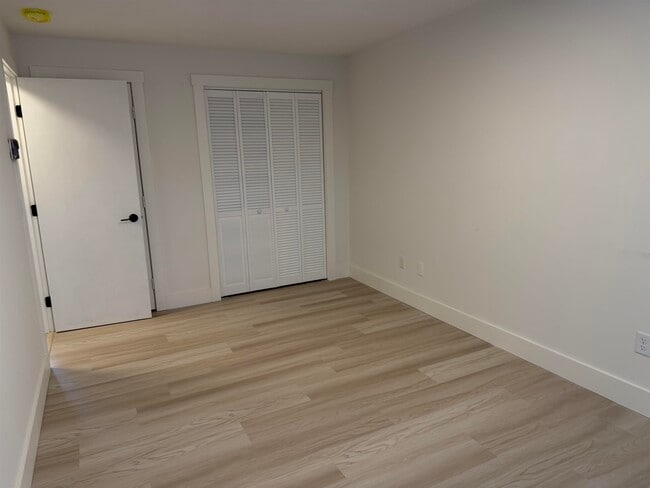 Building Photo - 473 Maple St