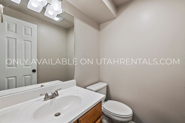 Building Photo - 1660 Willowbrook Dr