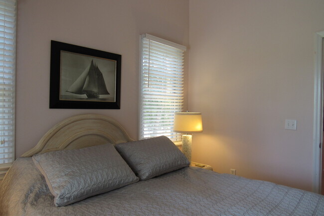 Building Photo - Fully Furnished 2 Bed 1.5 bath Home in the...