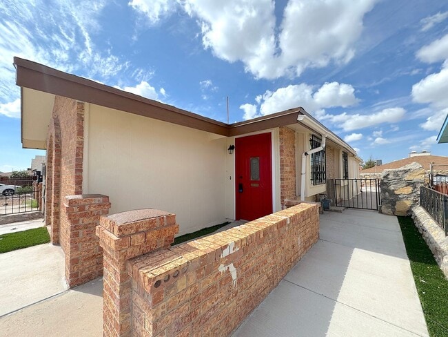 Building Photo - Refrig A/C 2bed/2bath Duplex with Bonus Room!