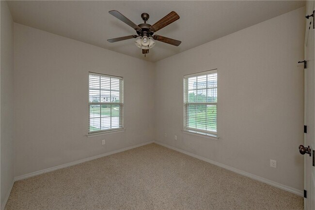 Building Photo - 1400 Cres Ridge Dr