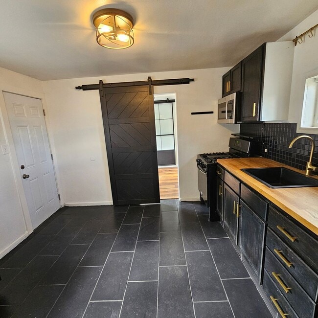 Building Photo - Home For Rent