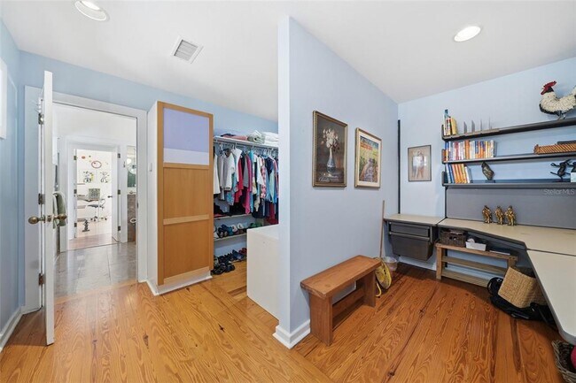 Building Photo - 700 Lands End Dr