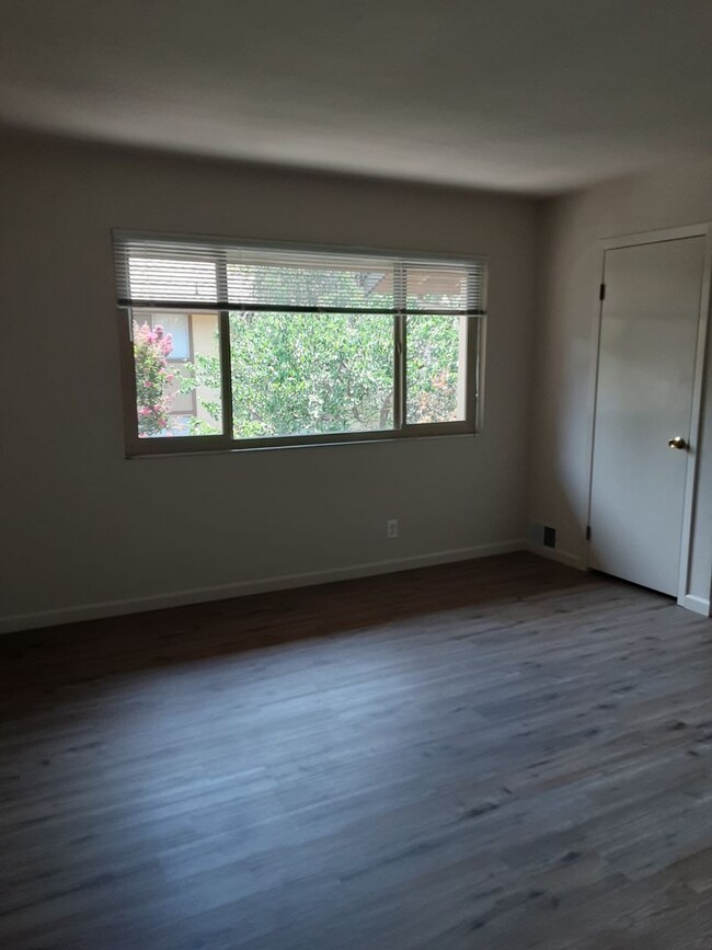 Building Photo - Big Bright 3-bedroom 2.5 bath Townhouse in...