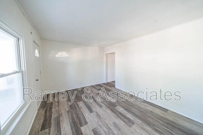 Building Photo - 837 E Burnett Ave