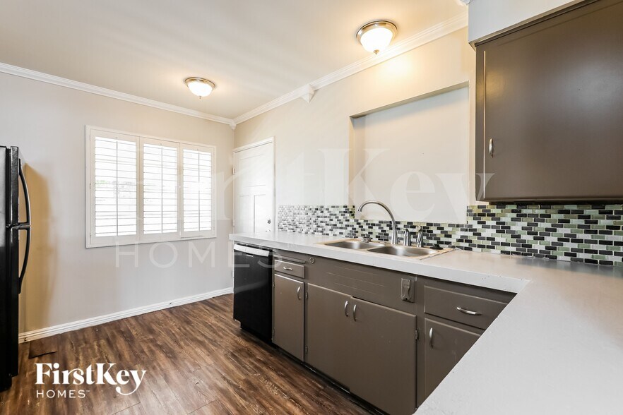 Building Photo - 2025 West Campbell Ave