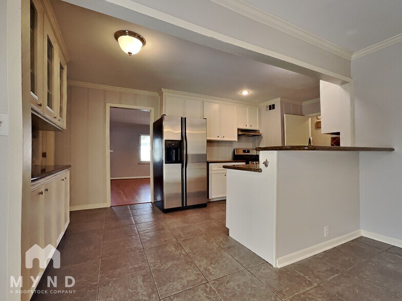 Building Photo - 7519 Schiller St