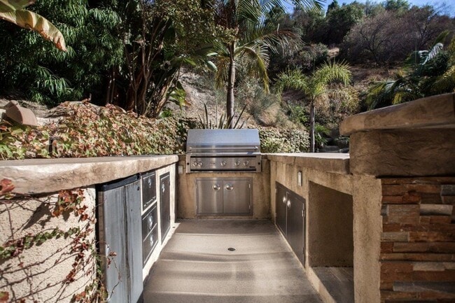 Building Photo - ABSOLUTELY STUNNING ENTERTAINER HOME (4 be...