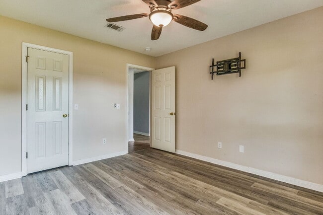 Building Photo - Welcome to your dream home! This stunning 4-bedroom, 3-bathroom residence is perfectly situated n...