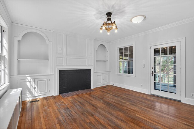Building Photo - 1436 Acadia St